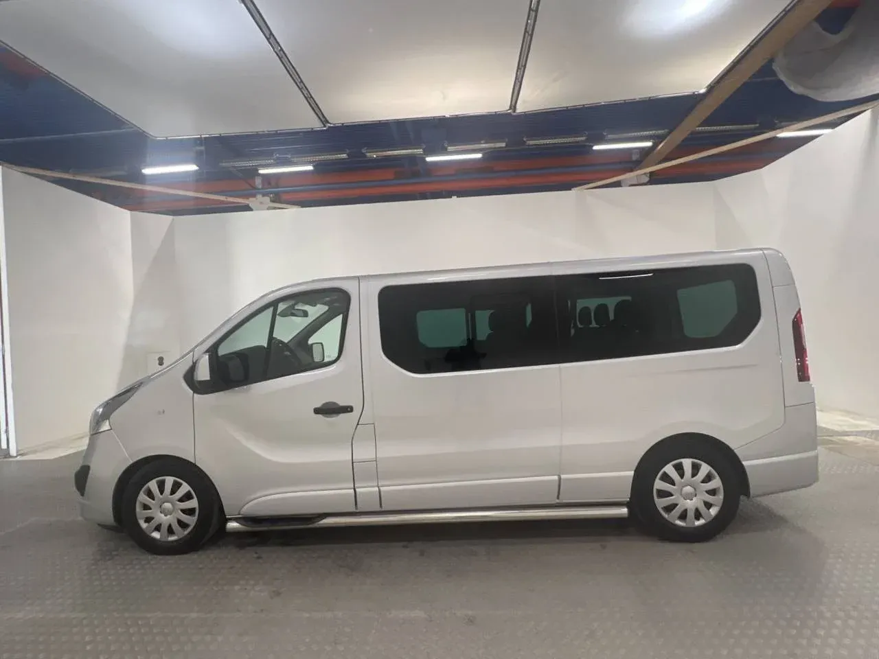 Opel Vivaro Kombi Lång 125hk Värmare Navi B-Kamera 9-Sits Image 1